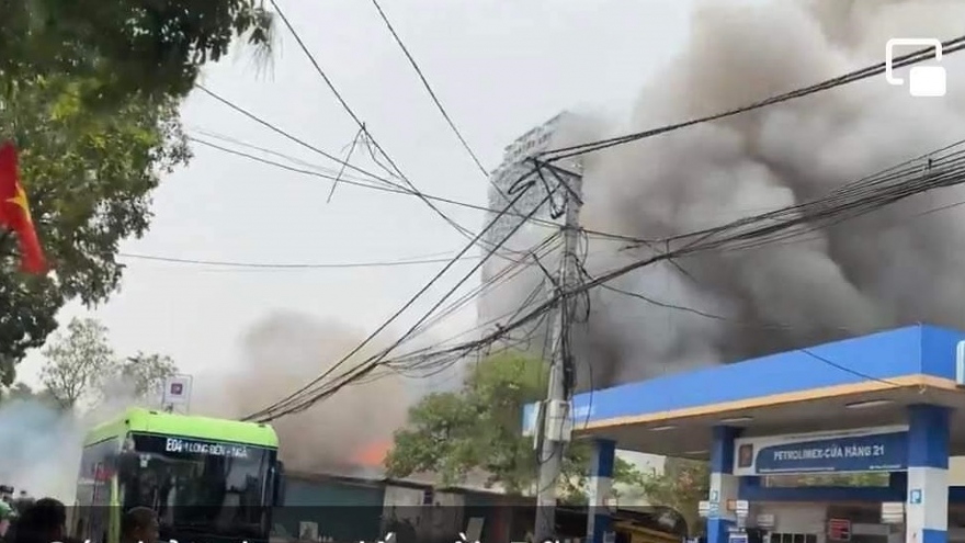Cháy ngùn ngụt nhà kho cạnh cây xăng ở Hà Nội