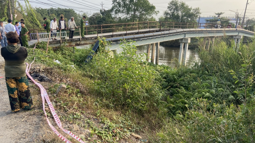 Hai thanh niên chết dưới kênh ở Tân Phước, Tiền Giang do tai nạn giao thông