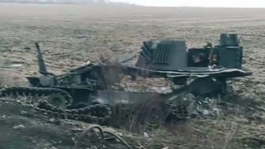 Pháo tự hành M109 Paladin bị xé thành nhiều mảnh sau đòn tấn công của UAV cảm tử