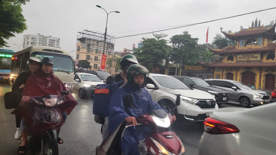 Đội mưa lỉnh kỉnh rời Hà Nội về quê từ sáng sớm