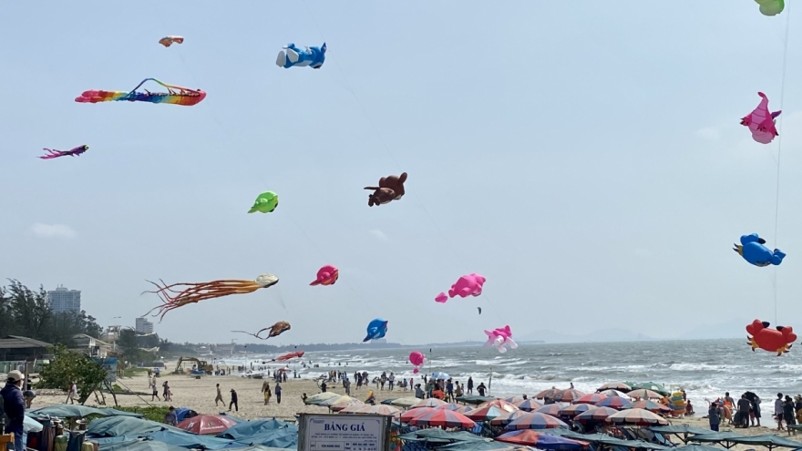 Hàng trăm con diều bay lượn trên bãi biển Vũng Tàu