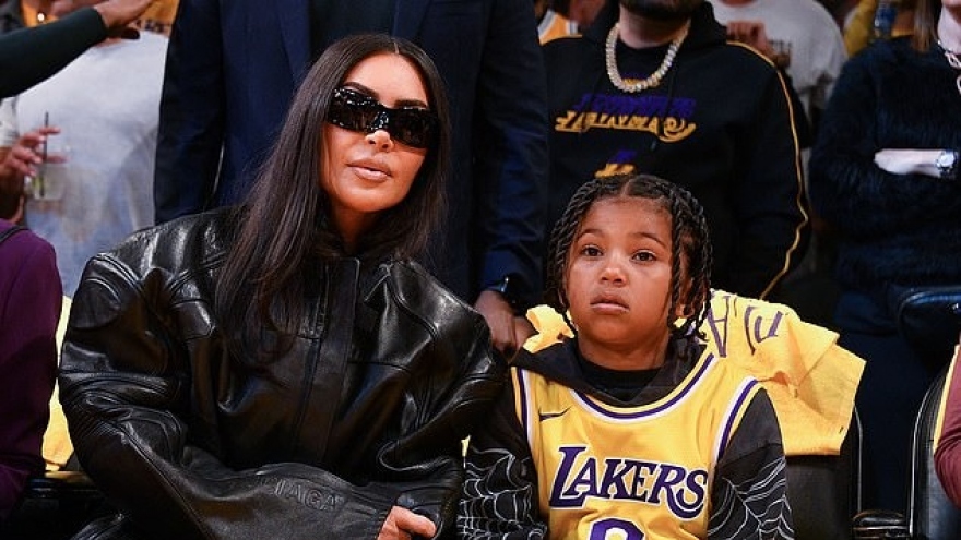 Kim Kardashian diện đồ sành điệu cùng con trai đi xem bóng rổ