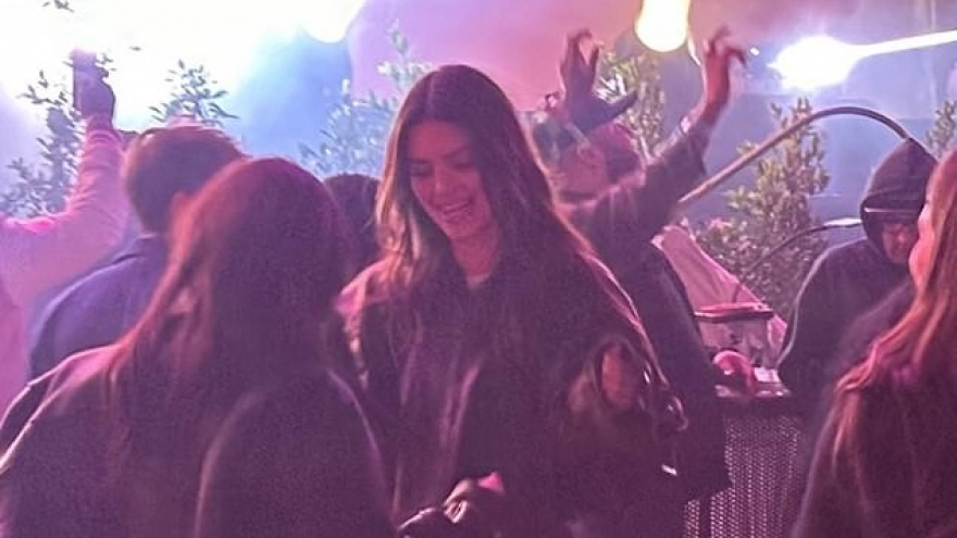 Kendall Jenner cổ vũ cuồng nhiệt trong buổi biểu diễn của bạn trai tin đồn Bad Bunny