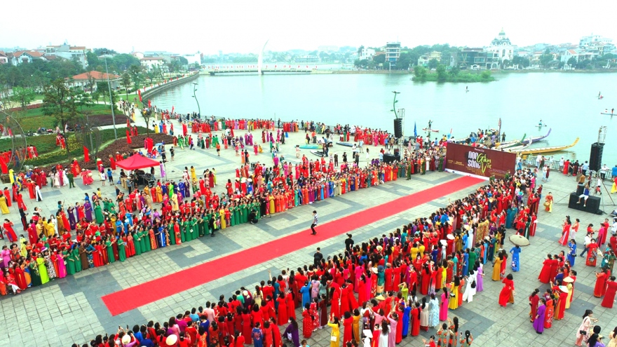 Xác lập kỷ lục áo dài ''non sông gấm vóc'' dài nhất Việt Nam tại Lễ hội Đền Hùng 2023