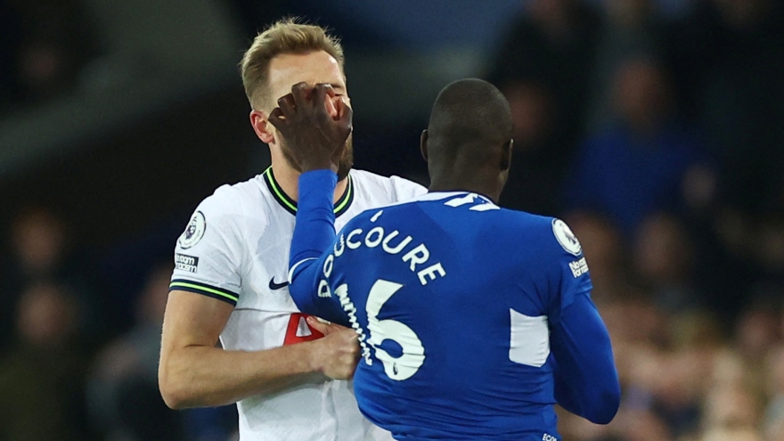 Harry Kane lăn lộn trên sân khi bị cầu thủ Everton cào vào mặt