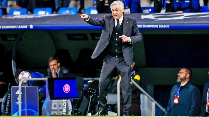 HLV Ancelotti có hành động khiến học trò và các CĐV ngỡ ngàng ở trận thắng Chelsea