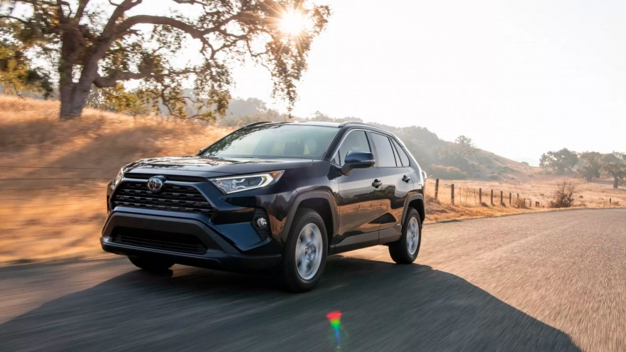 Toyota RAV4 2021 dính vào "rắc rối" do cửa sổ trời của xe có thể tự vỡ