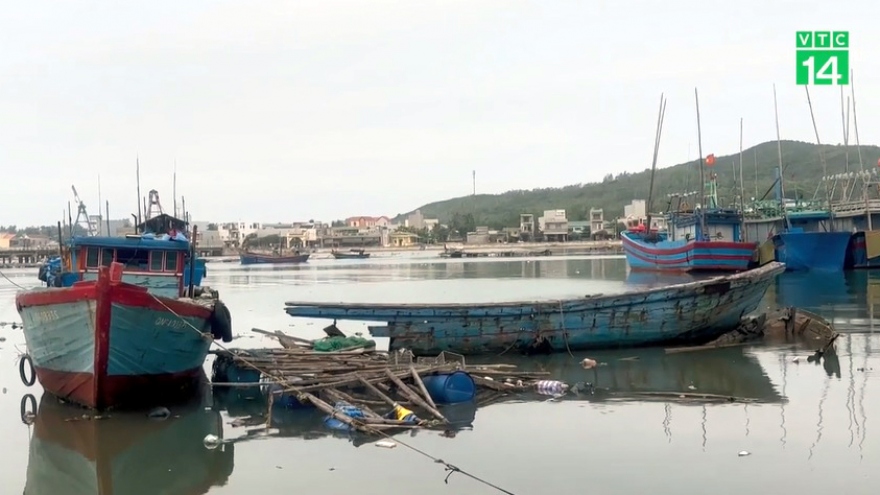Xác tàu đắm, rác thải bủa vây cảng biển Sa Huỳnh