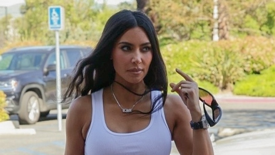 Kim Kardashian "bốc lửa" trên phố