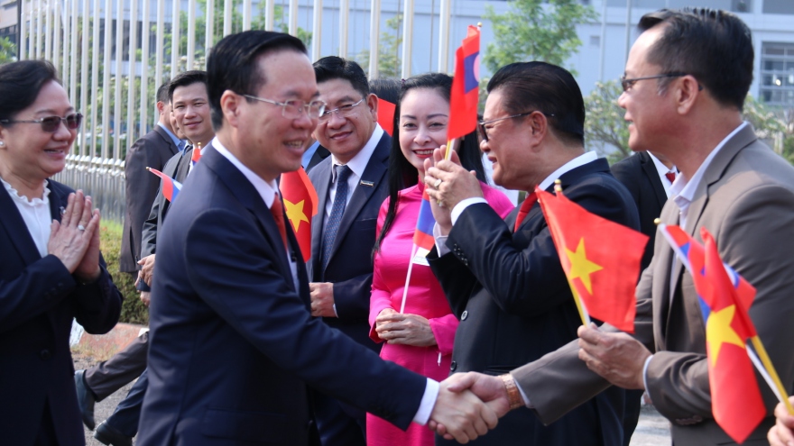 Chủ tịch nước Võ Văn Thưởng đến Vientiane, bắt đầu thăm chính thức CHDCND Lào