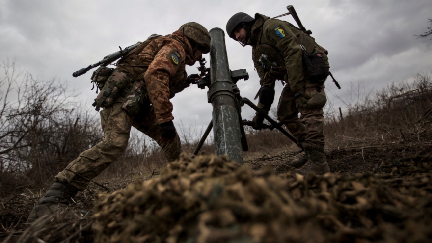 Binh sỹ Ukraine huấn luyện vận hành súng cối, gia tăng khả năng sẵn sàng chiến đấu