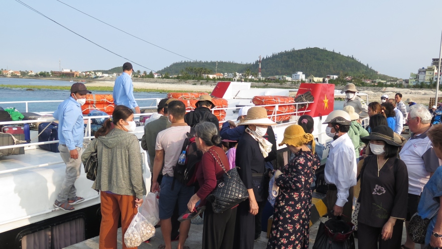 Huy động tối đa phương tiện đưa khách ra đảo Lý Sơn