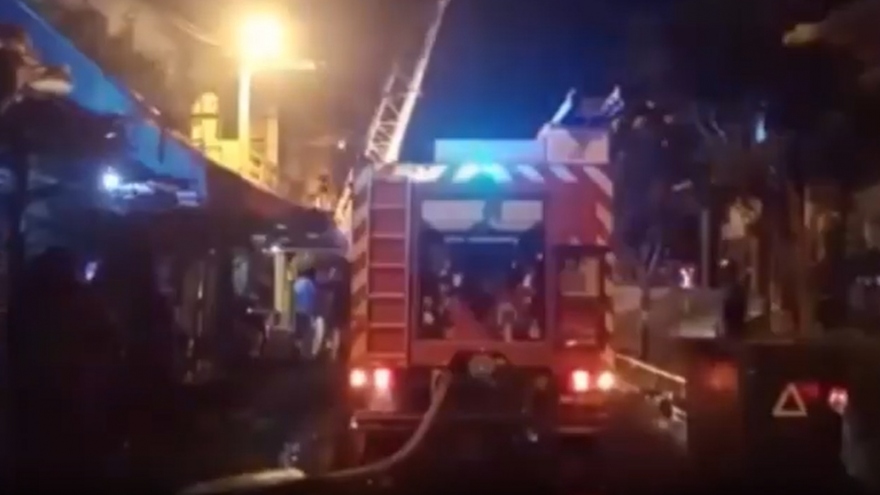 Giải cứu 19 người trong đám cháy tại chung cư
