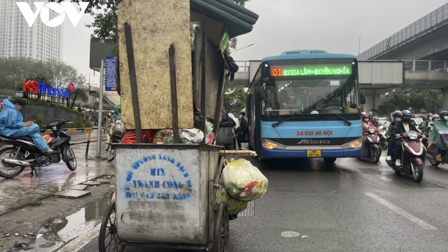 Xe chở rác đỗ chềnh ềnh gây cản trở giao thông ở Hà Nội