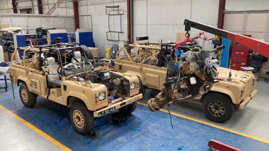 Quân đội Anh sẽ chuyển đổi Land Rover Defender cũ chạy bằng dầu diesel sang xe điện