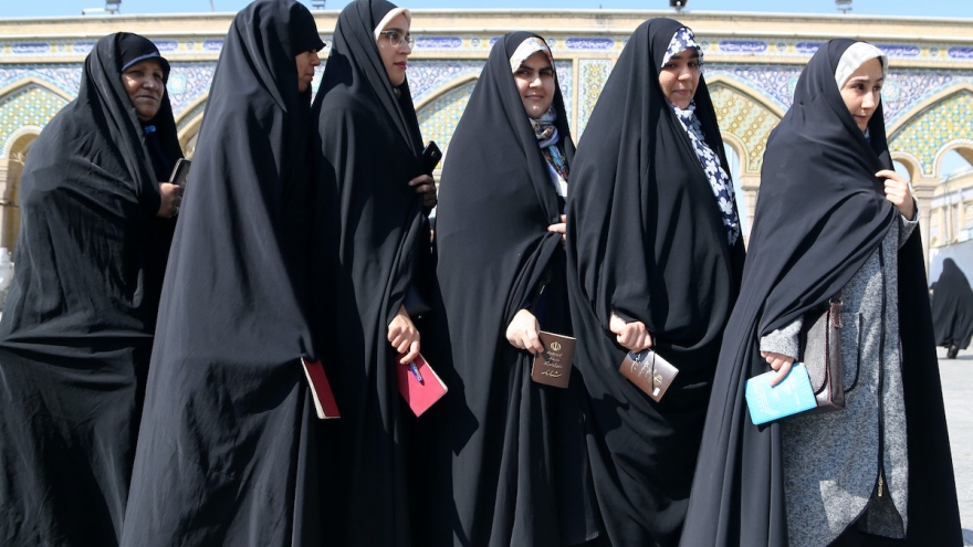 Iran lắp camera ở các địa điểm công cộng để xác định phụ nữ không đội khăn trùm đầu