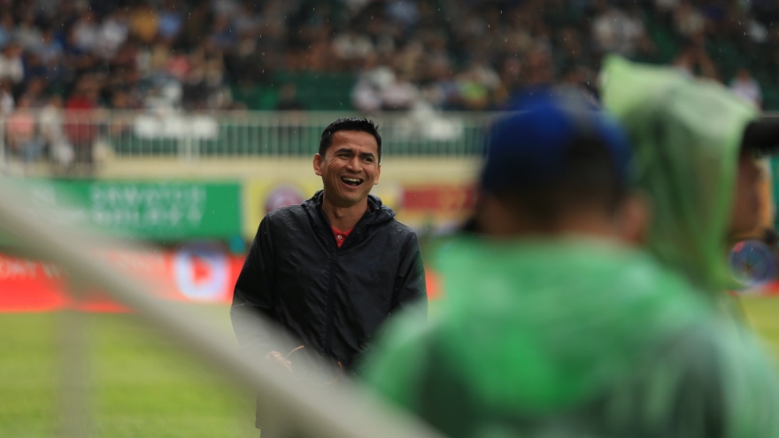 HLV Kiatisuk nói gì trước tin đồn Quang Hải sang Thai League thi đấu?