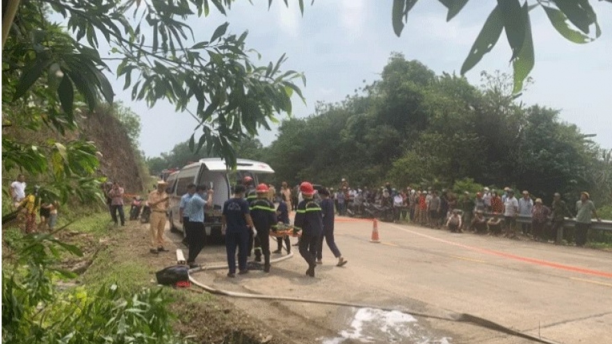 Lật xe tải chở dưa hấu ở Phú Yên, 9 người thương vong