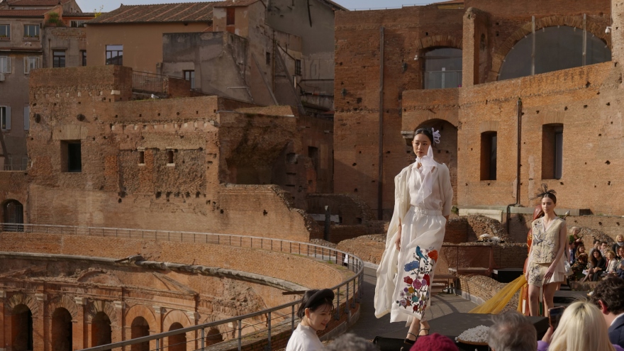 Áo dài và tơ lụa trên hành trình chinh phục kinh đô thời trang Italy