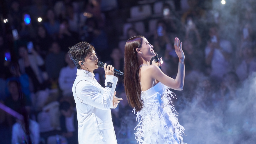 Hà Nhi và Hoàng Dũng “tráo hit” cho nhau tại live concert "I see you"