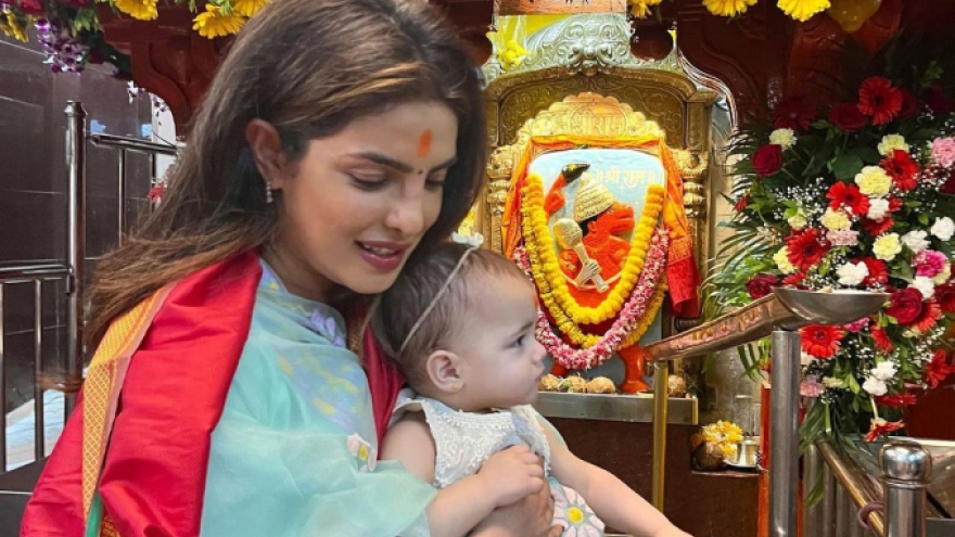 Hoa hậu Thế giới 2000 mặc đồ truyền thống, đưa con gái đến thăm đền thờ ở Ấn Độ