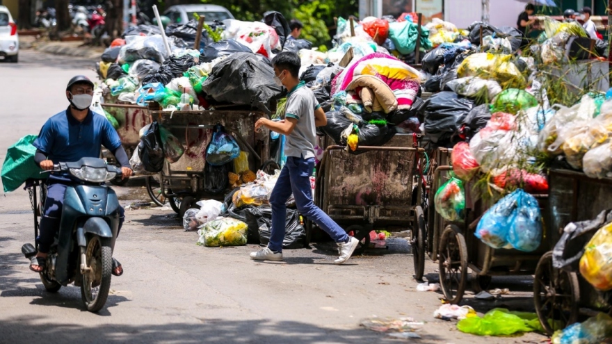 Ô nhiễm môi trường, ách tắc giao thông từ những xe gom rác