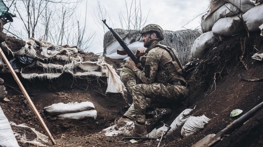 Binh sỹ Ukraine cố thủ trên chiến hào, nỗ lực cầm cự trước các đợt tấn công của Nga