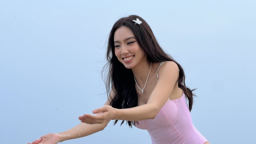 Hoa hậu Thùy Tiên khoe đường cong hút mắt với áo tắm tại Đà Nẵng
