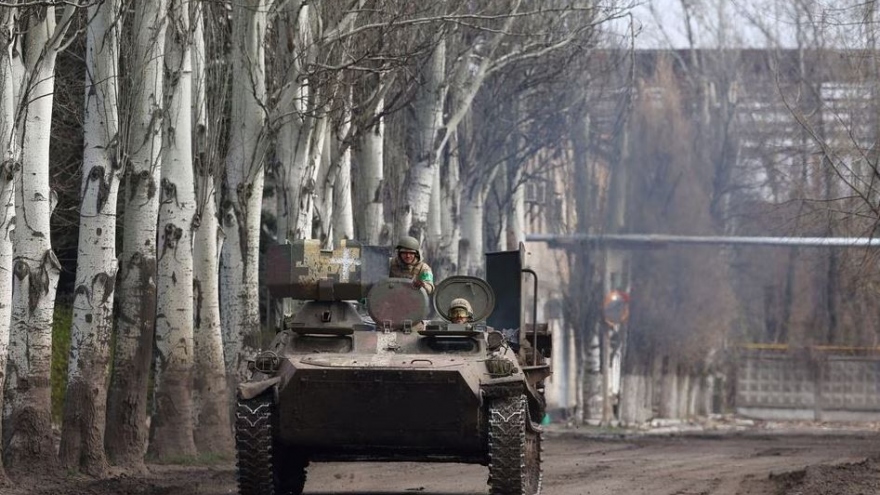 Nga gần như cô lập quân đội Ukraine ở Bakhmut, chặn mọi đường rút quân