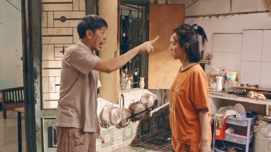 Sửng sốt cảnh Thái Hòa tát Thu Trang ở trailer "Con Nhót mót chồng"
