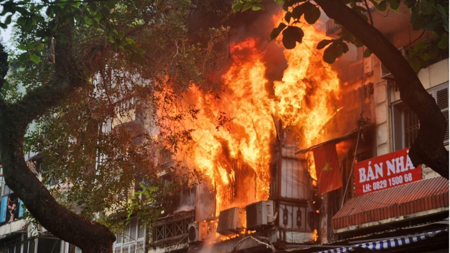 Cháy nhà trên phố Hàng Mã, Hà Nội, nhiều người hoảng sợ