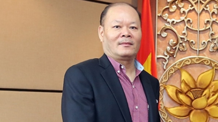 Cựu Đại sứ Việt Nam tại Angola Vũ Ngọc Minh bị cáo buộc nhận 864 triệu đồng hối lộ