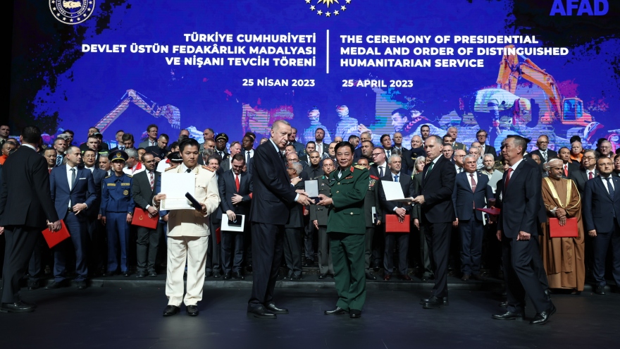 Thổ Nhĩ Kỳ trao tặng Huân chương cho lực lượng cứu nạn Việt Nam