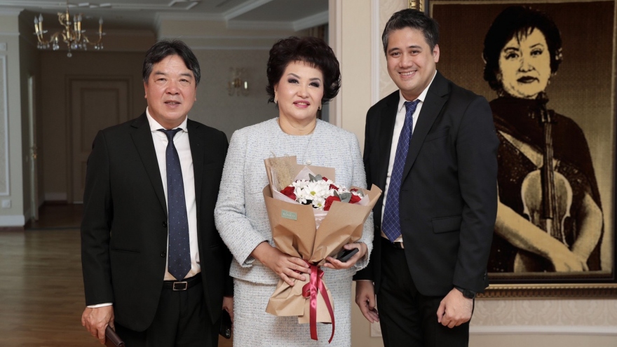 NSƯT Bùi Công Duy tự hào khi được phong Giáo sư danh dự ở Kazakhstan