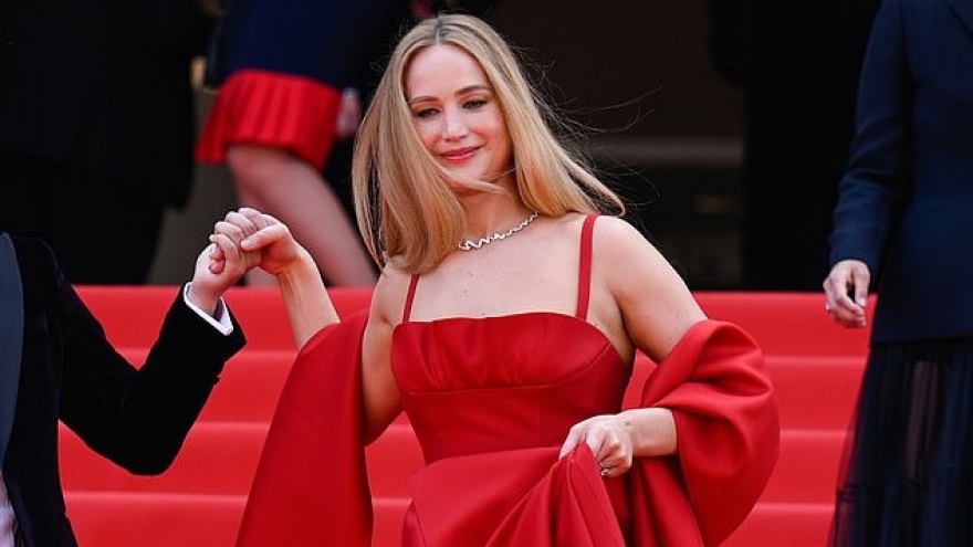 Jennifer Lawrence mang dép tông lên thảm đỏ Cannes 2023
