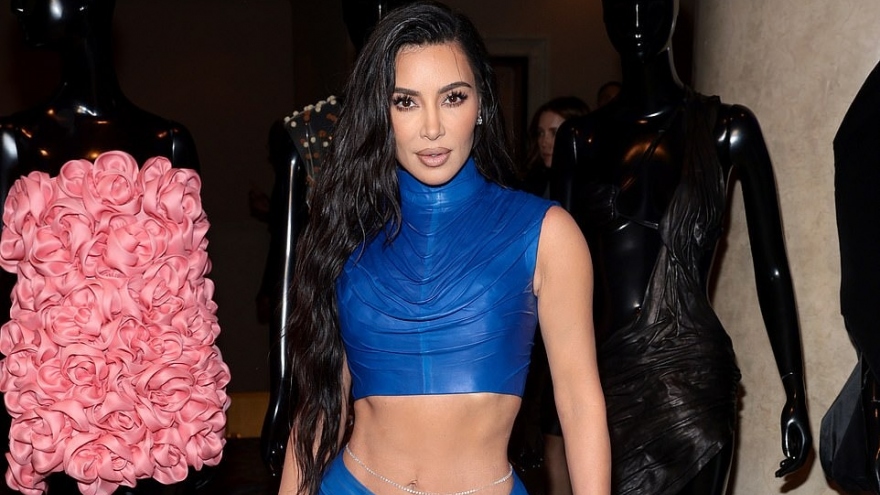 Kim Kardashian khoe sắc vóc quyến rũ trên thảm đỏ Parsons Benefit