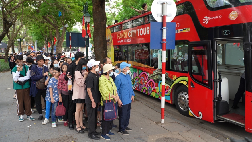 Tour tham quan Hà Nội trên xe buýt 2 tầng "đắt khách" trong dịp lễ