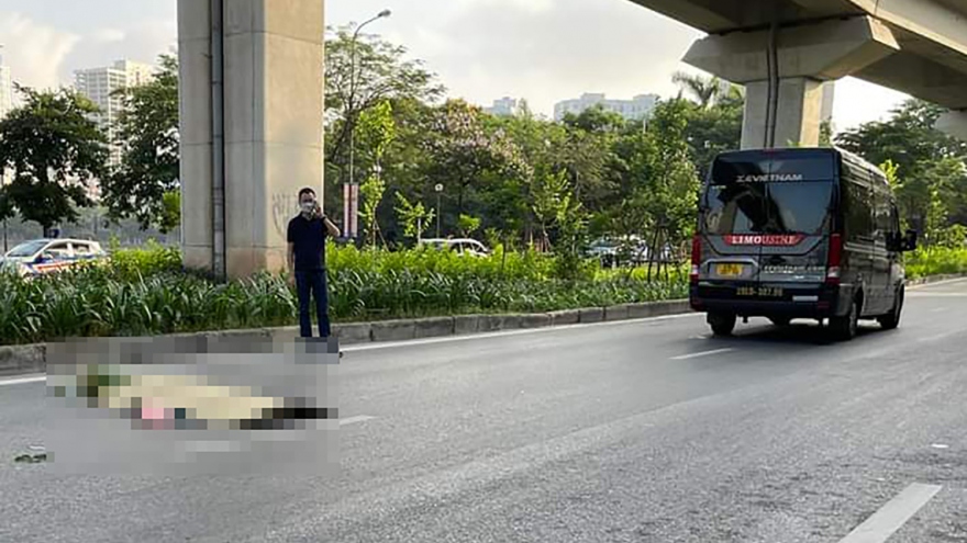 Đi bộ sang đường, một phụ nữ bị ô tô tông trực diện tử vong ở Hà Nội