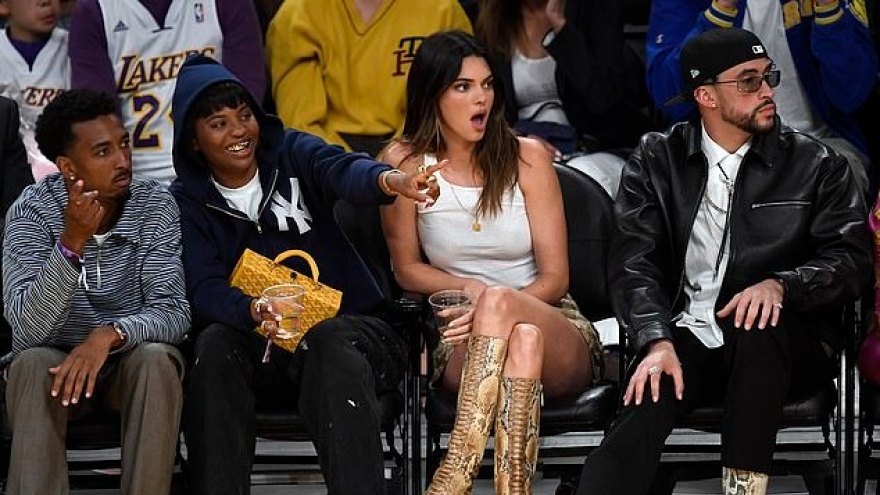 Kendall Jenner xuất hiện thân mật bên Bad Bunny tại trận đấu bóng