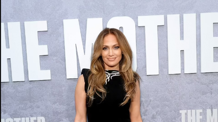 Jennifer Lopez hiếm hoi diện đồ kín đáo mà vẫn đẹp quyến rũ