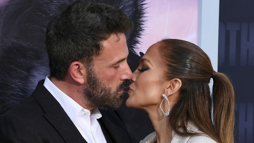 Jennifer Lopez "khóa môi" chồng trẻ trong buổi ra mắt phim mới sau tin đồn rạn nứt