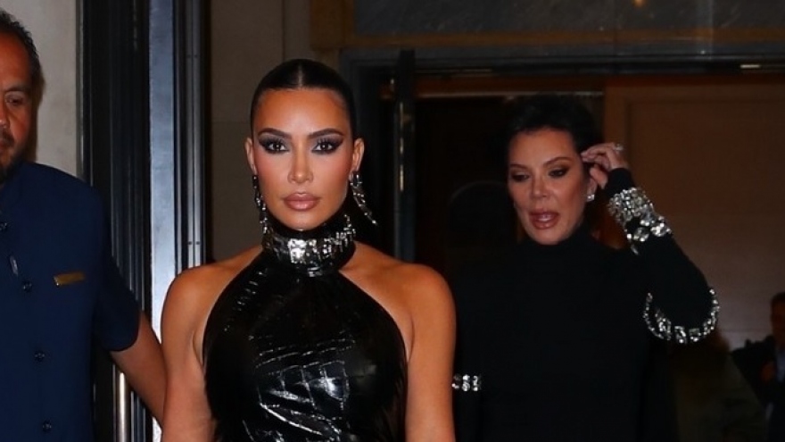 Kim Kardashian trang điểm sắc sảo, đeo trang sức đắt giá đi dự tiệc