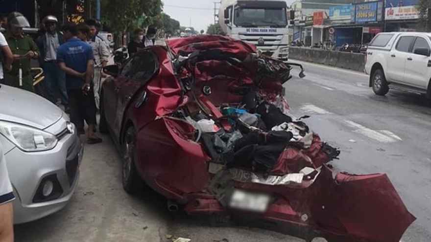 Hiện trường kinh hoàng ô tô Mazda 3 bị xe tải tông nát khi dừng đèn đỏ