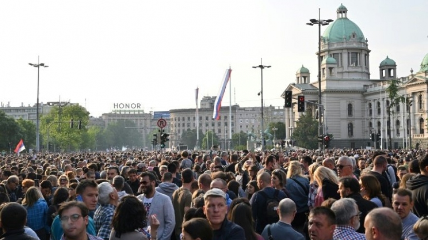 Hàng chục nghìn người phản đối làn sóng bạo lực gia tăng ở Serbia