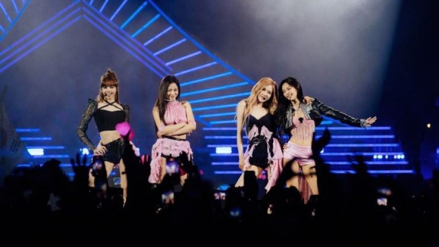 Giá vé concert K-pop tăng chóng mặt khiến fan phẫn nộ