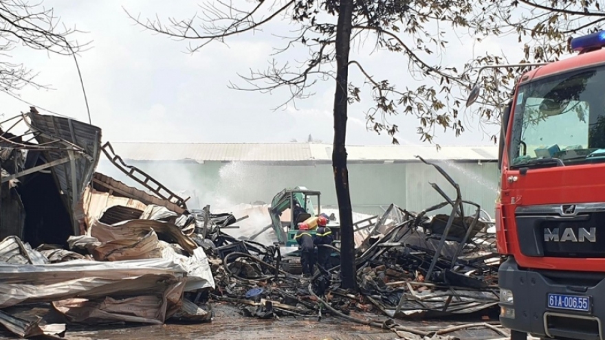 Xưởng gỗ 200m2 ở Bình Dương cháy rụi, đổ sập