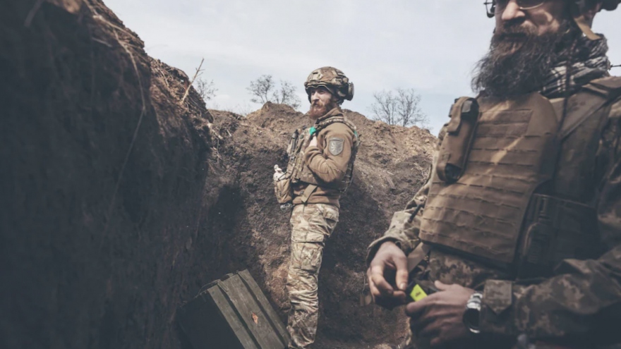 Binh sĩ Ukraine bám trụ trong các chiến hào lầy lội ở chiến tuyến miền Đông