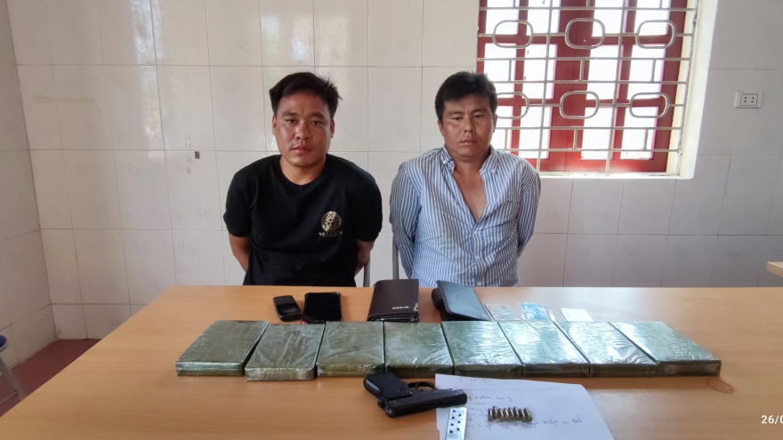 Bắt 2 đối tượng có súng mang 8 bánh heroin từ Lào sang Việt Nam