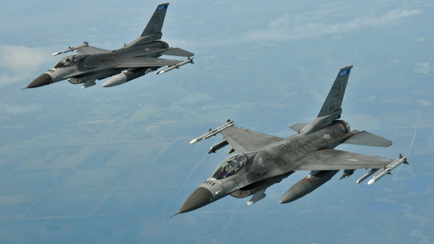 Cựu phi công Mỹ nói F-16 khó sống sót ở Ukraine, dễ bị S-400 áp đảo hoàn toàn