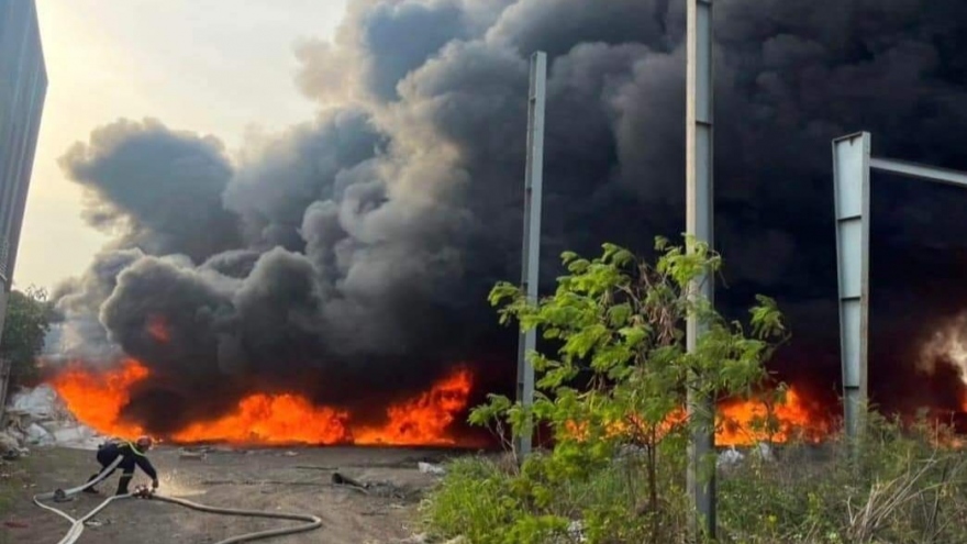 Cháy dữ dội xưởng mùn cưa, ván ép gần 2.000 m2 tại Đồng Nai